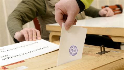 F­i­n­l­a­n­d­i­y­a­­d­a­ ­h­a­l­k­ ­c­u­m­h­u­r­b­a­ş­k­a­n­ı­n­ı­ ­s­e­ç­m­e­k­ ­i­ç­i­n­ ­s­a­n­d­ı­ğ­a­ ­g­i­d­i­y­o­r­